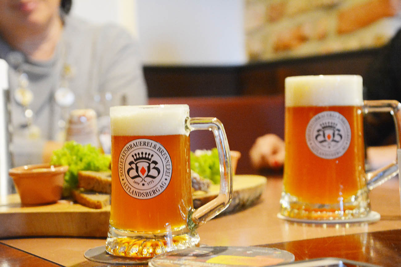 Gemütliches Beisammensein bei Bier und Snacks in der Brauerei des Schlossguts Altlandsberg