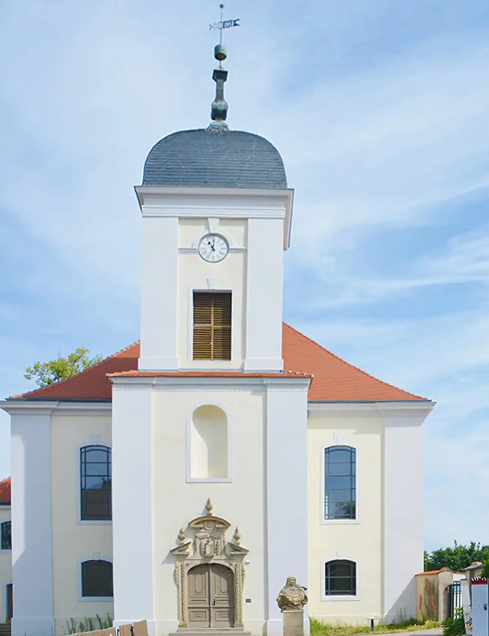 Vorderansicht der Schlosskirche im Schlossgut Altlandsberg